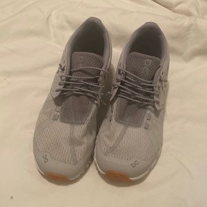 Womens On Running Cloud tennis shoes